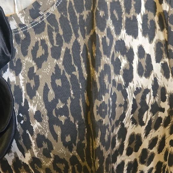 Elegant Leopard Print Blouse with Black Floral Detail - Picture 6 of 10